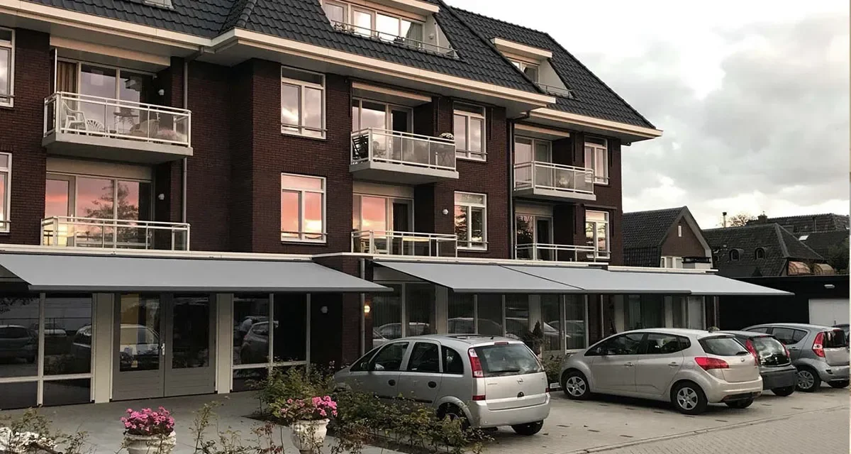 buitenzonwering_knikarmscherm_sfeer1200_1