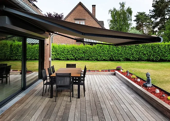 buitenzonwering_knikarmscherm_sfeer700_1